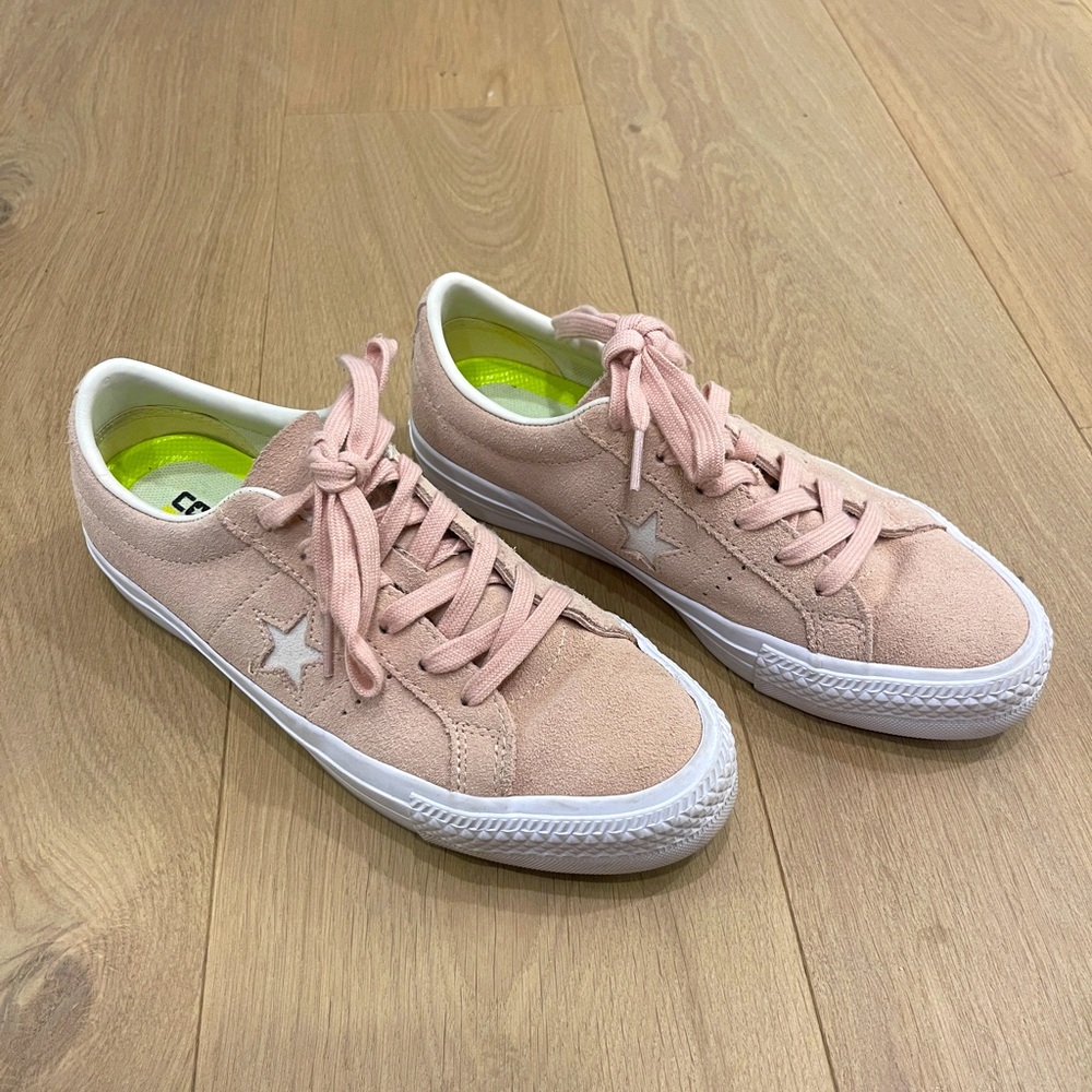 baby pink converse sneakers! super cute!! size 7